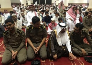 محافظ بيش يؤدي صلاة العيد ويستقبل المهنئين بالعيد