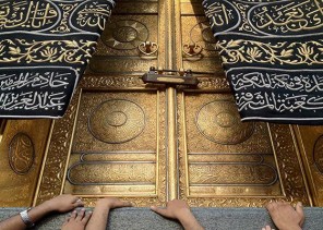 شاهد.. باب الكعبة الذي أمر الملك عبدالعزيز بصنعه قبل 77 عاماً