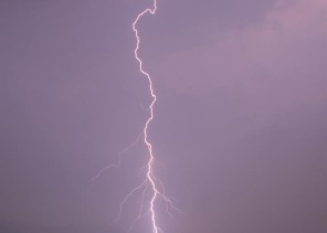 شاهد.. منظر خلاب للحظة رصد البرق من جبال كرا شرق مكة المكرمة