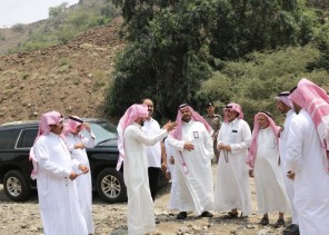 محافظ الداير يوجه بمتابعة دورية للمشاريع ويقف على طريق “فحجلة”