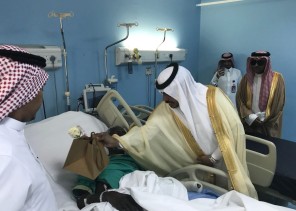 محافظ بيش يؤدي صلاة العيد ويزور المرضى المنومين بالمستشفى ويعايد مشائخ وأعيان المحافظة في منازلهم