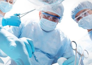 فريق طبي بمدينة الملك فهد الطبية ينقذ حياة طفل أصـابته طلقة طائشة واستقرت في ظهره (فيديو)