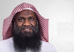 “الكلباني” يعيد التذكير بمصارعة “النبي” لصحابيّ ضخم