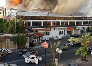 شاهد.. حريق كبير في مركز تسوق بجدة.. وفرق الإطفاء تحاول احتواءه