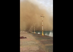 شاهد.. مشهد نادر لغبار يسير فوق بحر الشرقية “