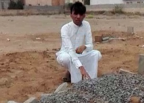 شرطة جازان توضح حقيقة شاب ظهر باكيًا على قبر شقيقه: القاتل في السجن