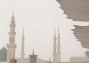 شاهد بالفيديو.. “الصبحي” مصاب تفجيرات الحرم النبوي يلتقي أمير المدينة بساحة المسجد بعد عامين من اصابته