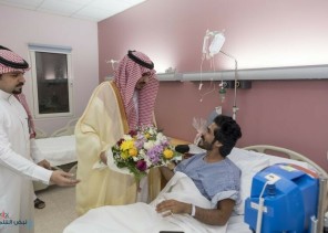 أمير الجوف يهنأ المرضى المنومين بدخول شهر رمضان المبارك