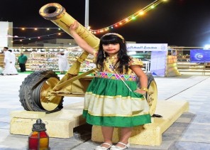 مدفع رمضان يتوسط موقع مهرجان ليالي رمضان بعنيزة