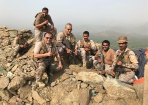 بالصور.. فهد بن تركي يزور الوحدات في منطقة العمليات باليمن