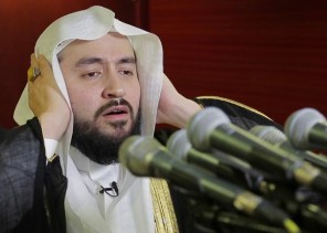 بالفيديو: مؤذن بالمسجد الحرام يوضح لماذا يردد المؤذن خلف الإمام في الحرمين الشريفين