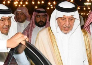 شاهد.. الأمير خالد الفيصل يعزي الفنان محمد عبده في وفاة شقيقه