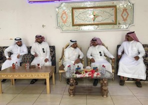 مدير بريد تبوك يكمل فرح عروسه بإيصال فستان زفافها إلى محافظة تيماء