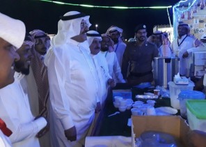 سعادة وكيل الإمارة عبد الكريم الحنيني يتفقد أجنحة مهرجان الرأس الأبيض ويستمع لفرسان المحاورة الشعرية
