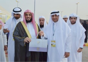 الشيخ عائض القرني يزور مهرجان العسل الدولي الحادي عشر في الباحة