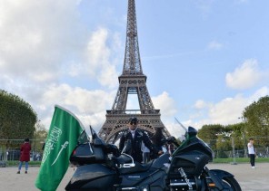 رحالة سعودي يطوف بلدان العالم بدراجته احتفالاً باليوم الوطني ويختتم رحلته في باريس (صور)