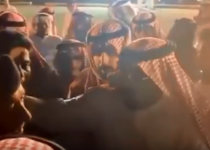 فيديو.. زميل اللواء الفغم يبكيه بحرقة أثناء تقديم العزاء لوالده