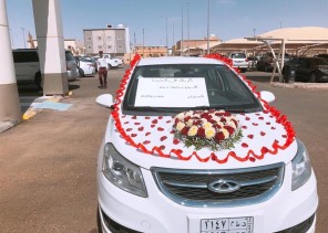 بالصور.. موظفون بعرعر يهدون زميلهم سيارة جديدة بعد أن تعرّض لـحادث
