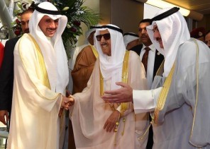 بالفيديو..شاب يوزع الحلوى بالحرم المكي فرحاً بعودة أمير الكويت إلى بلاده