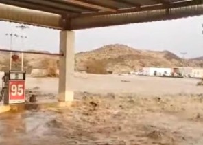 شاهد.. سيول جارفة على قرية “ملَح” بخليص لا مثيل لها منذ 30 عاماً