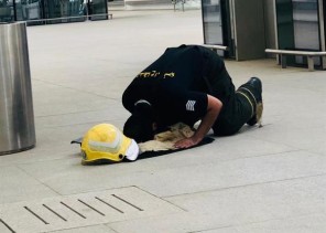 بين منهك وساجد.. هكذا بدا رجال الدفاع المدني بعد السيطرة على حريق محطة القطار بجدة