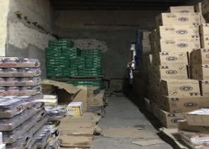 بالصور .. ضبط منازل طينية تُخزن مواد غذائية بطريقة غير آدمية في الرياض