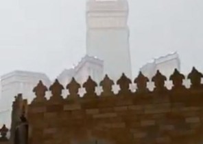 بالفيديو.. أصوات الرعد تتخلل الأذان في الحرم المكي.. وصاعقتان تضربان برج الساعة