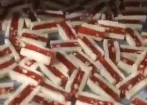 فيديو.. لحظة مداهمة فرق التجارة معملاً لتصنيع الحلويات تديره عمالة مخالفة في حائل