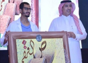 طبيب يُفاجئ معلمه في الابتدائية خلال احتفال بـ”يوم المعلِم” بتكريمه وتقبيل رأسه