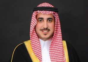 أمير الجوف يوجه بالتحقيق في فيديو “عمالة رصف الطريق” بالقريات والرفع إليه بالنتائج