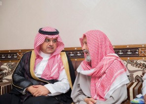 بالصور.. محافظ حفر الباطن يعزي أسرة المتوفين جراء الأمطار التي شهدتها المحافظة