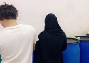 بالفيديو..القبض على عصابة تضم امرأتين لتصنيع وترويج الخمور بالرياض