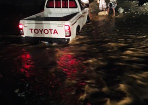 فريق فزعة يُنقذ عائلة أُحتجزت سيارتهم في أحد أودية ملاطس بمحافظة الريث