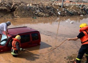 بالصور.. مدني مكة ينجح في إنقاذ شخص احتجزته مياه السيول