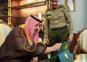 جوازات الباحة تقدم خدمة ابشر في مستشفى الملك فهد بالباحة