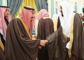 بالصور.. خادم الحرمين يستقبل الأمراء والمفتي وجمعًا من المواطنين