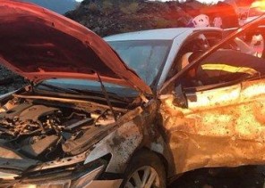 بالصور..تساقط الصخور في عقبة الباحة يقتل أحد سالكي الطريق داخل سيارته