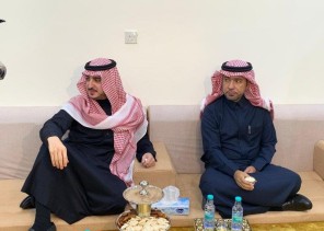 فيديو.. الأمير فيصل بن نواف ممازحاً وزير الإسكان: “إذا جيت الجوف ما تطلع إلا بعشاء أو غداء”