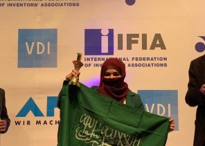 طالبة طب تحقق المركز الأول في معرض اينا للمخترعين في ألمانيا