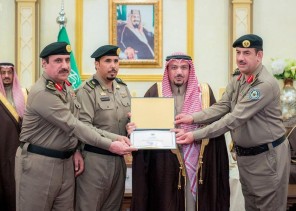 أمير القصيم يُكرّم عددًا من ضباط وأفراد “أمن الطرق” بالمنطقة لجهودهم المتميزة (صور)