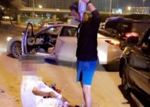 ملابسات الصورة المتداولة لشاب يمسك “المحلول” في شارع عام بالخبر