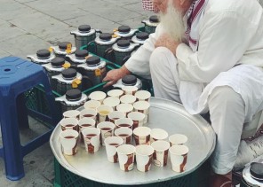 بالصور.. مسن يوزع الشاي مجاناً على زوار مسجد قباء بالمدينة المنورة