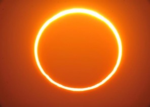 شاهد.. الكسوف الحلقي للشمس في المملكة صباح اليوم