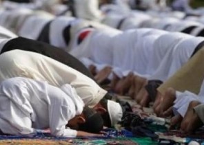 “المغامسي” يوضح صحة حديث “لا صلاة لجار المسجد إلا في المسجد”.. ورأيه بصلاة الجماعة (فيديو)