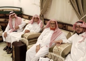 بالصور أعضاء ملتقى الإبداع الأدبي في زيارة للشيخ احمد حمود الحبيبي بعد إجرائه عملية جراحية.