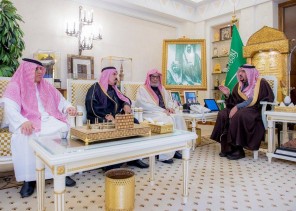بالصور..أمير القصيم يستقبل ورثة نورة العبري بعد تنازلهم عن حقهم الشرعي