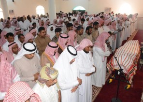 وكيل محافظة صامطة يؤدي صلاة الميت على شهيد الواجب الجندي “المحنشي “