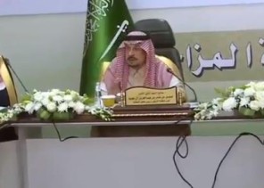 شاهد: أمير الرياض يرفض تدشين مشروع بسبب عدم اكتمال إنجاز مراحله كاملا
