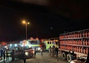 في حادث مروع بـ”المخواة”.. شاهد: سيارة تستقر أسفل شاحنة “غاز” – صور