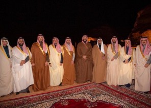 شاهد .. صورة لـ”ولي العهد” مع عدد من الأمراء والوزراء بـ”المخيم الشتوي” في العلا